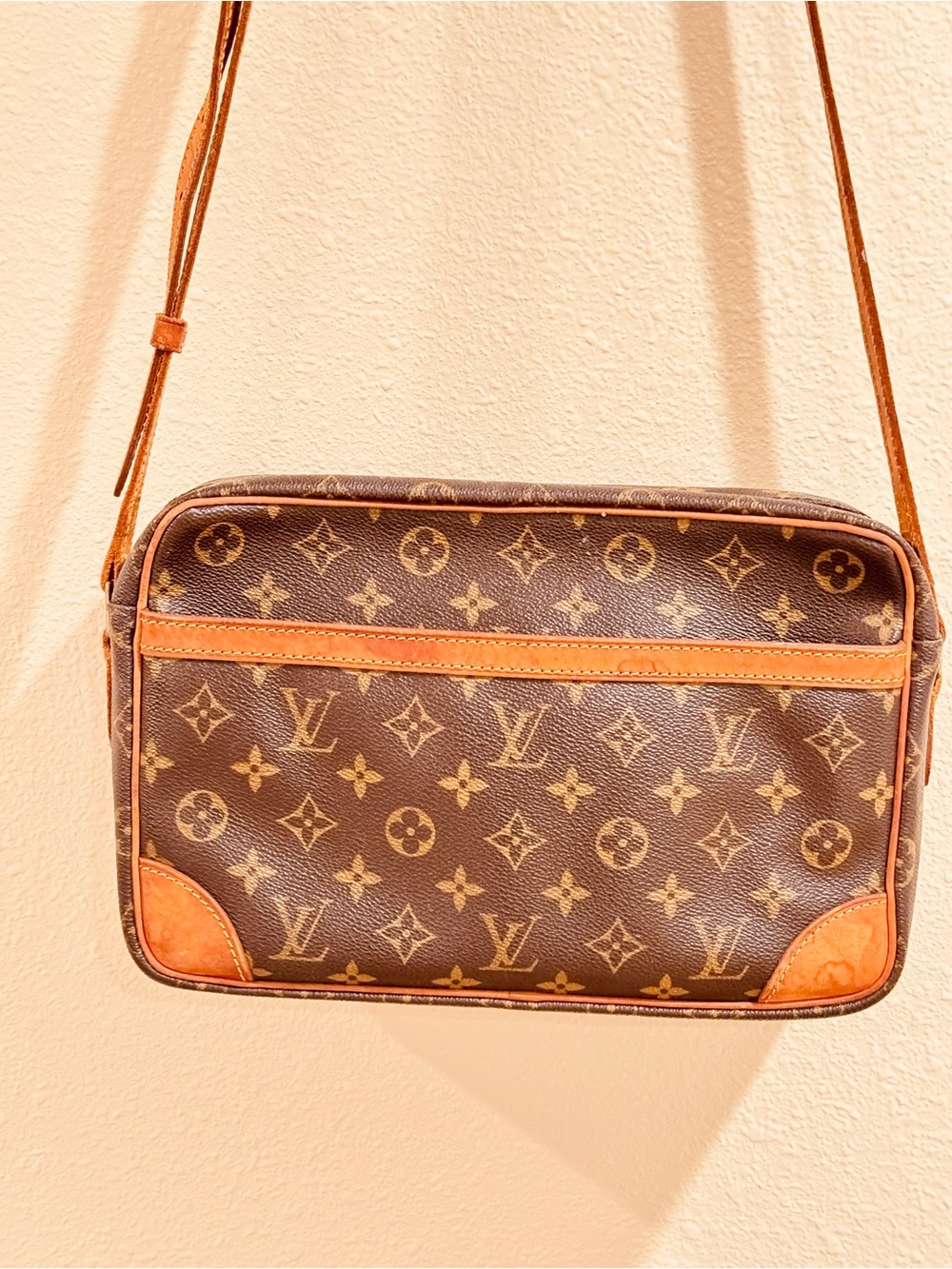 Louis Vuitton Monogram Canvas Messenger Bag in Brown and Tan - Picture 2 of 9